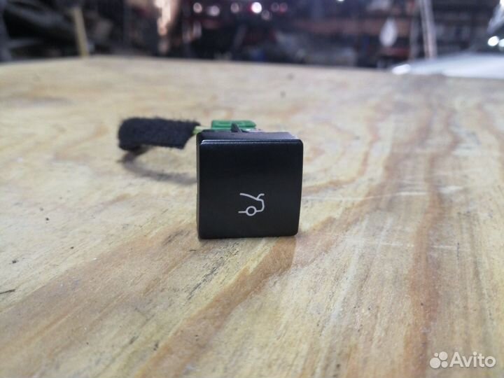 Кнопка открывания багажника Peugeot 408