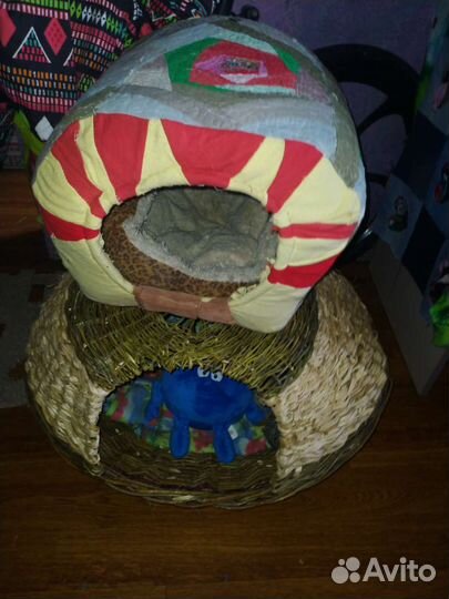 Домик из лозы и рогоза