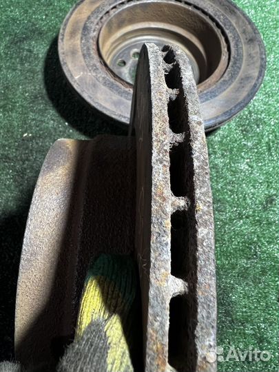 Задние тормозные диски BMW X5 E70 3.0D 2008г