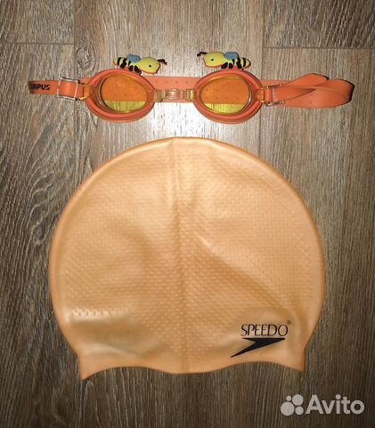 Очки и шапочка для плавания