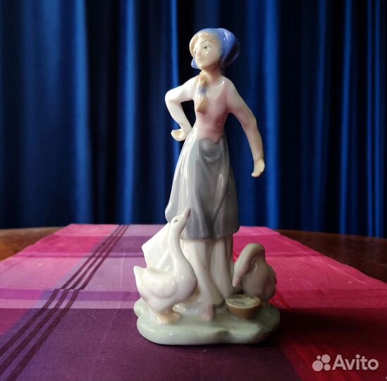 Фарфоровые статуэтки 10 штук