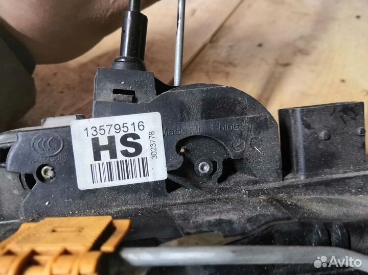 Замок двери передний левый Opel Astra J C 2010