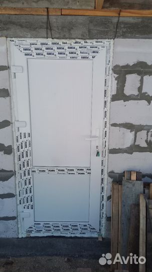 Продам пластиковую дверь