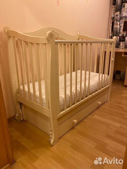 Детская кроватка с маятником из массива дерева