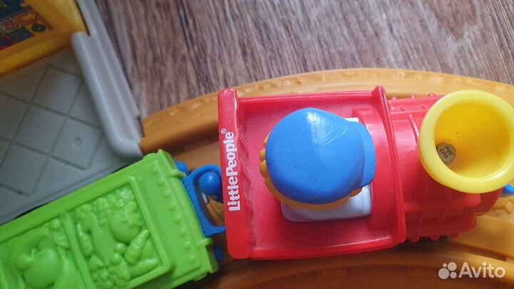 Слон Hasbro и железная дорога Fisher-Price