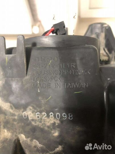 Правая фара Авенсис 2