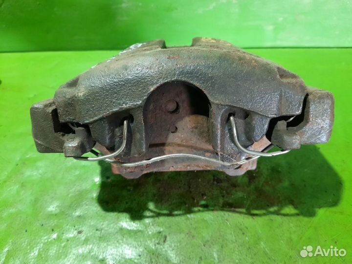 Суппорт тормозной Volkswagen Passat слева спереди