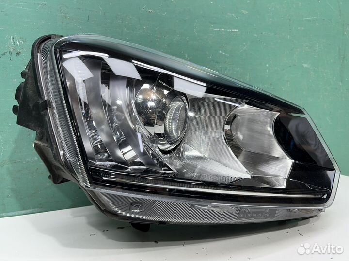 Фара правая Ксенон Skoda Yeti Рестайлинг 2013-2018