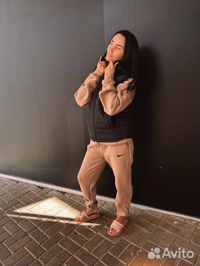 Женский спортивный костюм