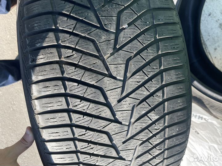 Yokohama BluEarth Winter V905 295/40 R21