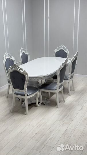 Стол и стулья