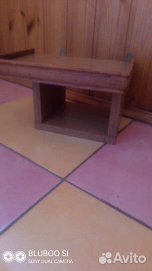 Полка маленькая для дома или кормушка для птиц