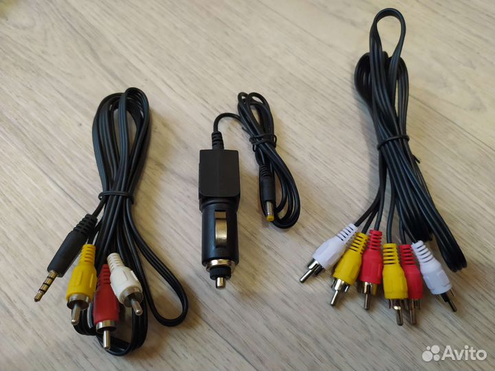 Провода для телевизора, тюльпаны