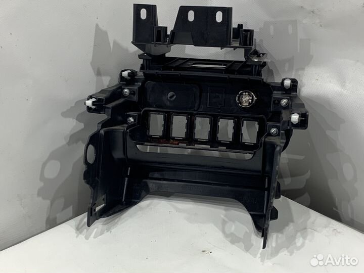 Передняя часть центральтной консоли Mitsubishi