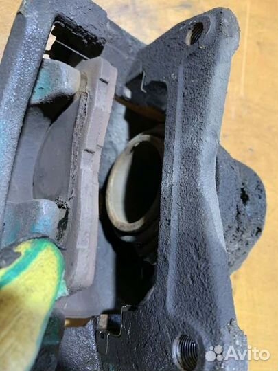 Суппорт тормозной передний правый Toyota Corona