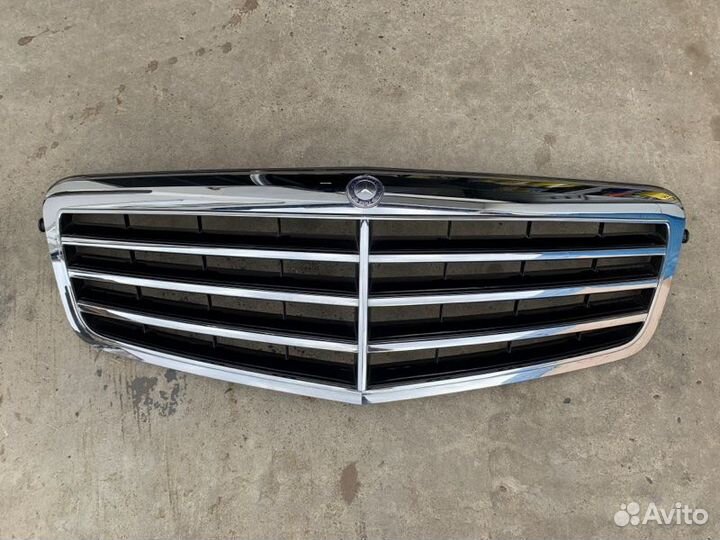 Решетка радиатора передняя Mercedes-Benz E-Class
