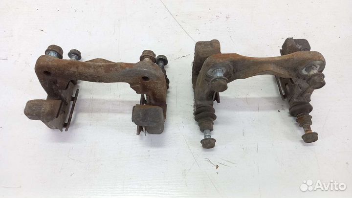 Скоба суппорта задняя Toyota Camry XV50