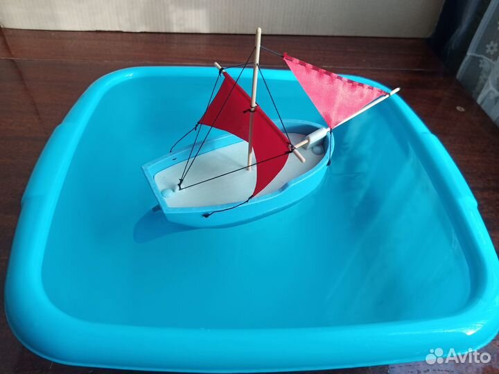 Кораблик Парусник плавает