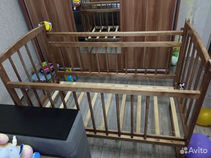 Детская кроватка с маятником