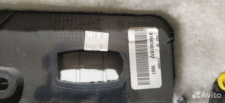 Обшивка двери багажника Mercedes W164