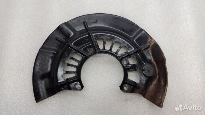 Пыльник тормозного диска передний левый Toyota