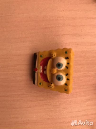 Значки и броши