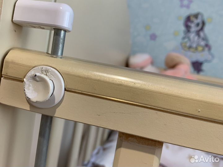 Детская кроватка с маятником