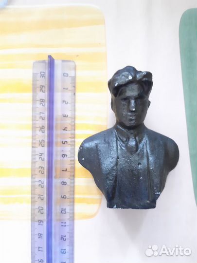 Чугунный бюст Маяковского