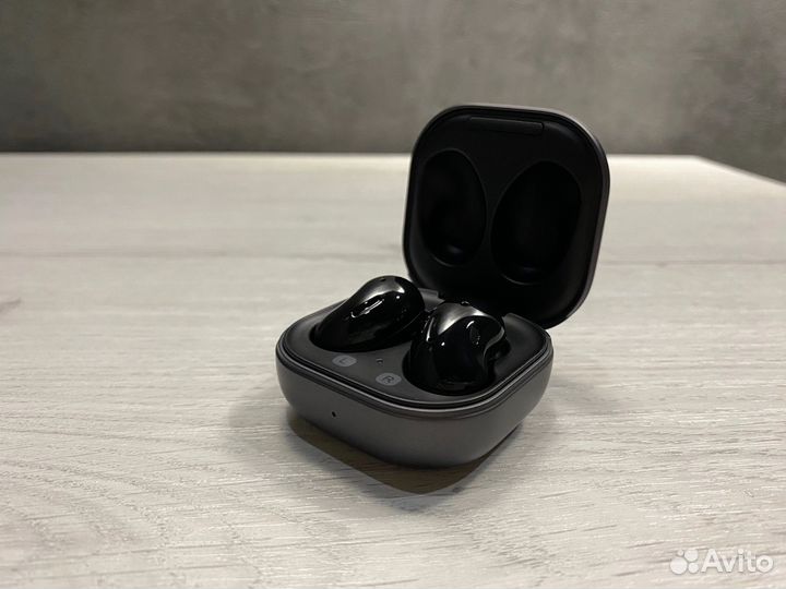 Беспроводные блютуз наушники Samsung Bads Live