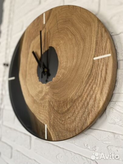 Часы настенные из карагача и эпоксидной смолы