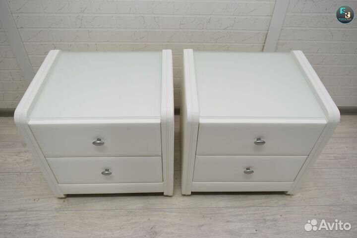Две прикроватные тумбы