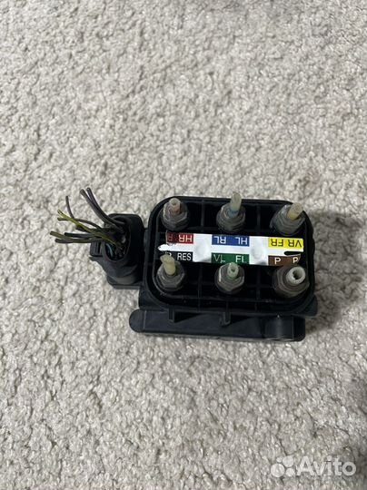 Блок клапанов пневмоподвески Мерседес W221