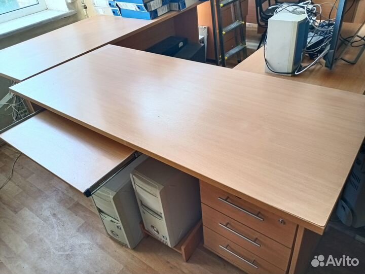 Столы офисные с тумбами б/у