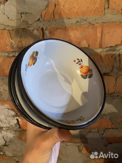 Чайные кружки, тарелки, вилки посуда