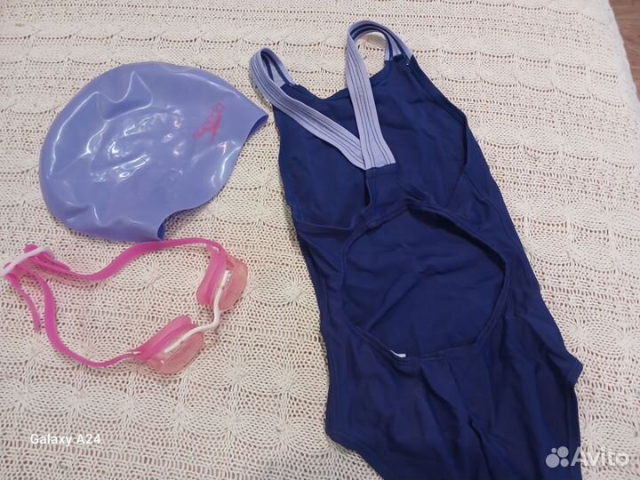 Купальник, очки и шапочка для бассейна