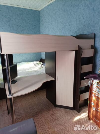 Кровать чердак со столом и шкафом
