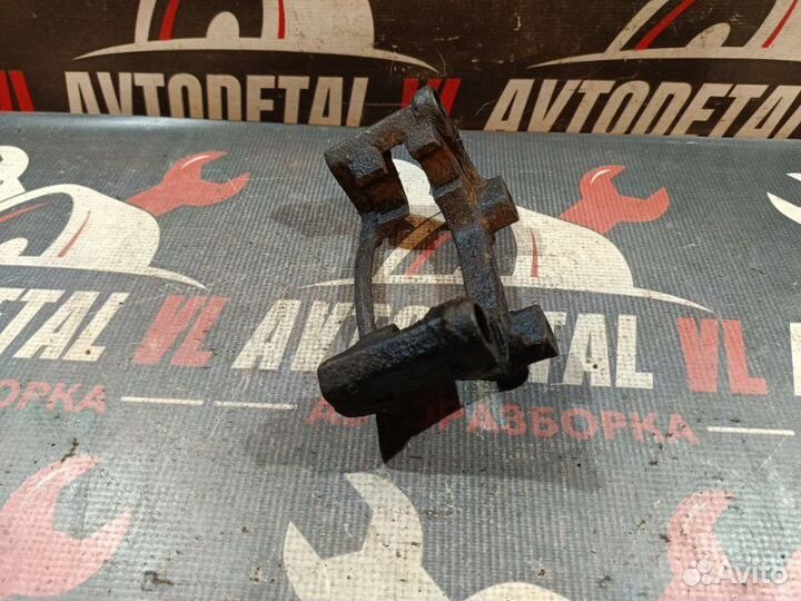 Скоба суппорта задняя левая Ford Mondeo 3 хэтчбек