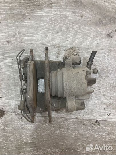 Суппорт тормозной передний левый Ford Focus