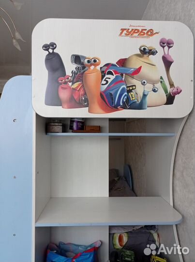 Кровать двухъярусная с матрасами и столом