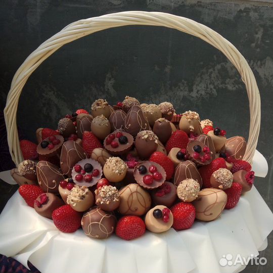 Фруктовая корзина, клубника в шоколаде