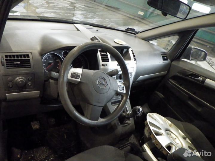 Фонарь задний правый opel zafira B 2009