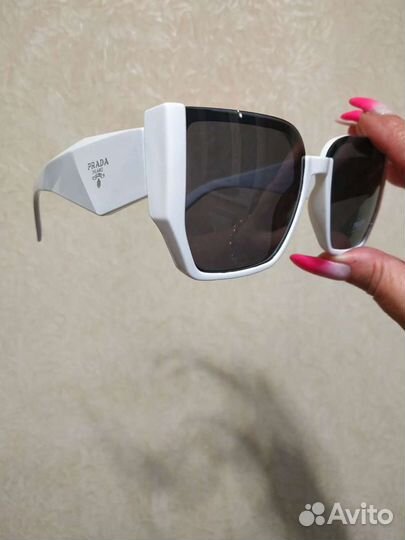 Солнцезащитные очки Prada