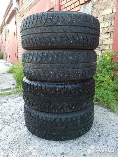 Bridgestone Ice Cruiser 7000 215/60 R16 90T