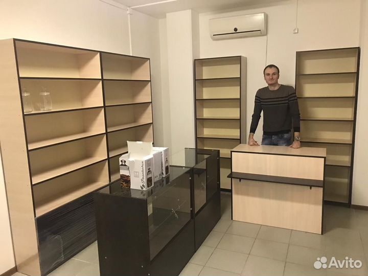 Стеллажи со стеклянными полками и прилавки