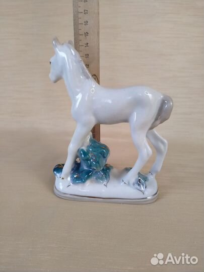 Фарфоровая статуэтка Жеребёнок Гжель