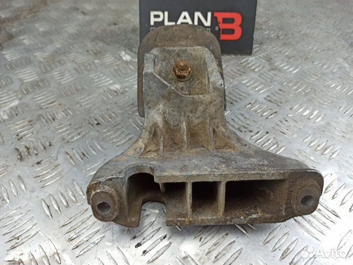 Кронштейн опоры двигателя правый Audi 80 PM