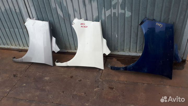 Крыло Toyota Voxy AZR65