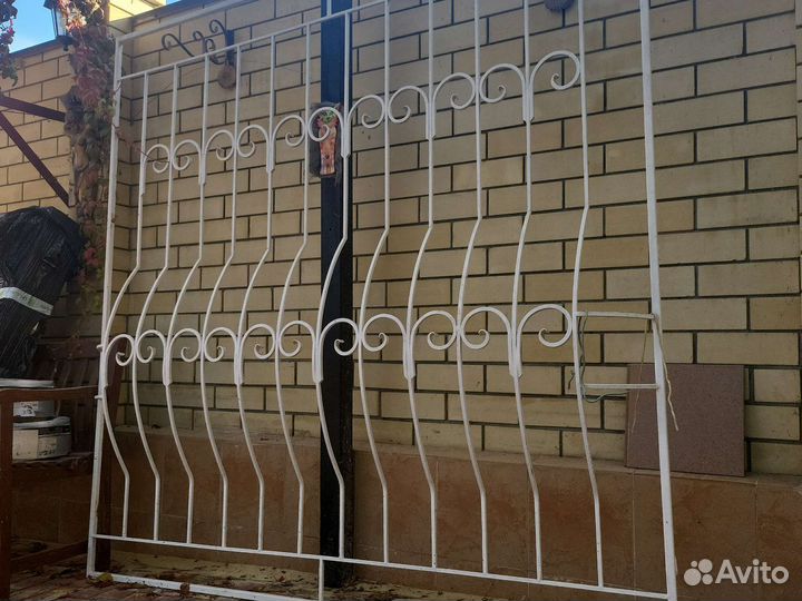 Металлическая решетка на окно