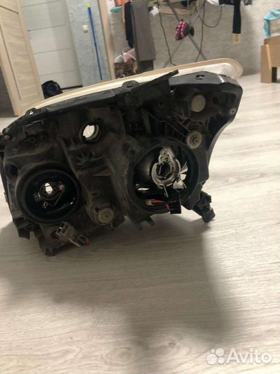 Правая фара Авенсис 2