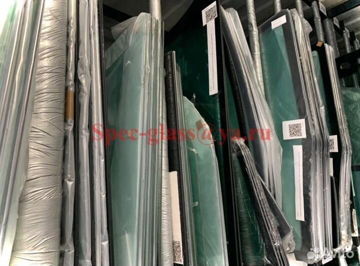 Стекло нижнее переднее на экскаватор JCB JS 220